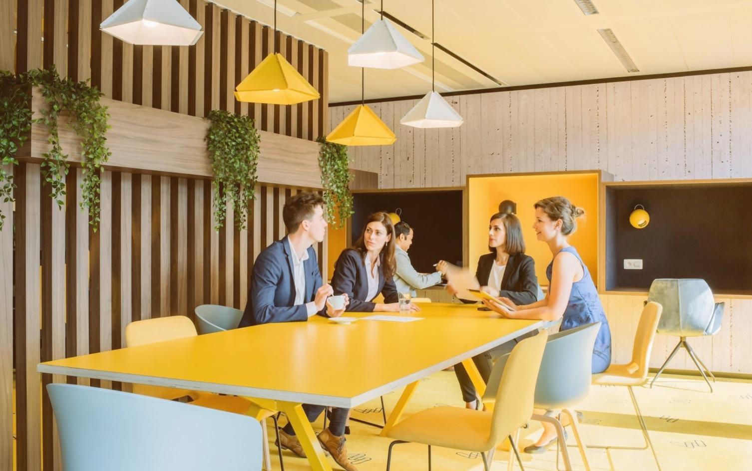 Moderne Lernumgebung mit digitalen Tools und Ressourcen